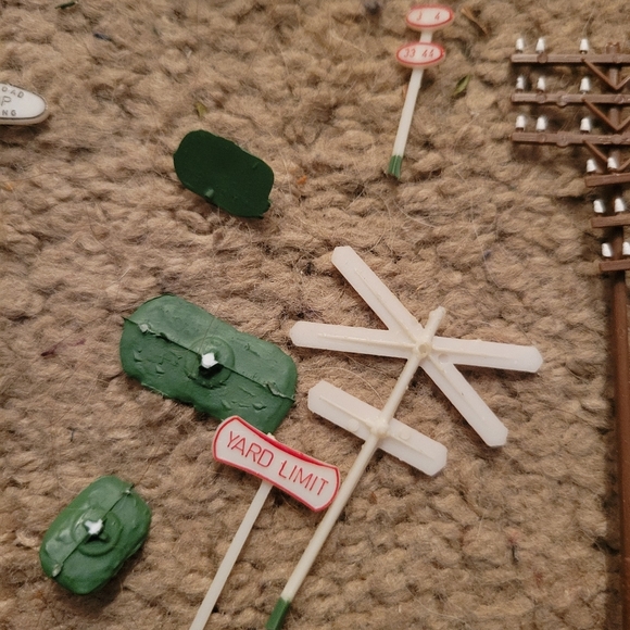 HO Scale Trian  4 Inch Power Poles  Crossing Signs Men - Picture 3 of 6